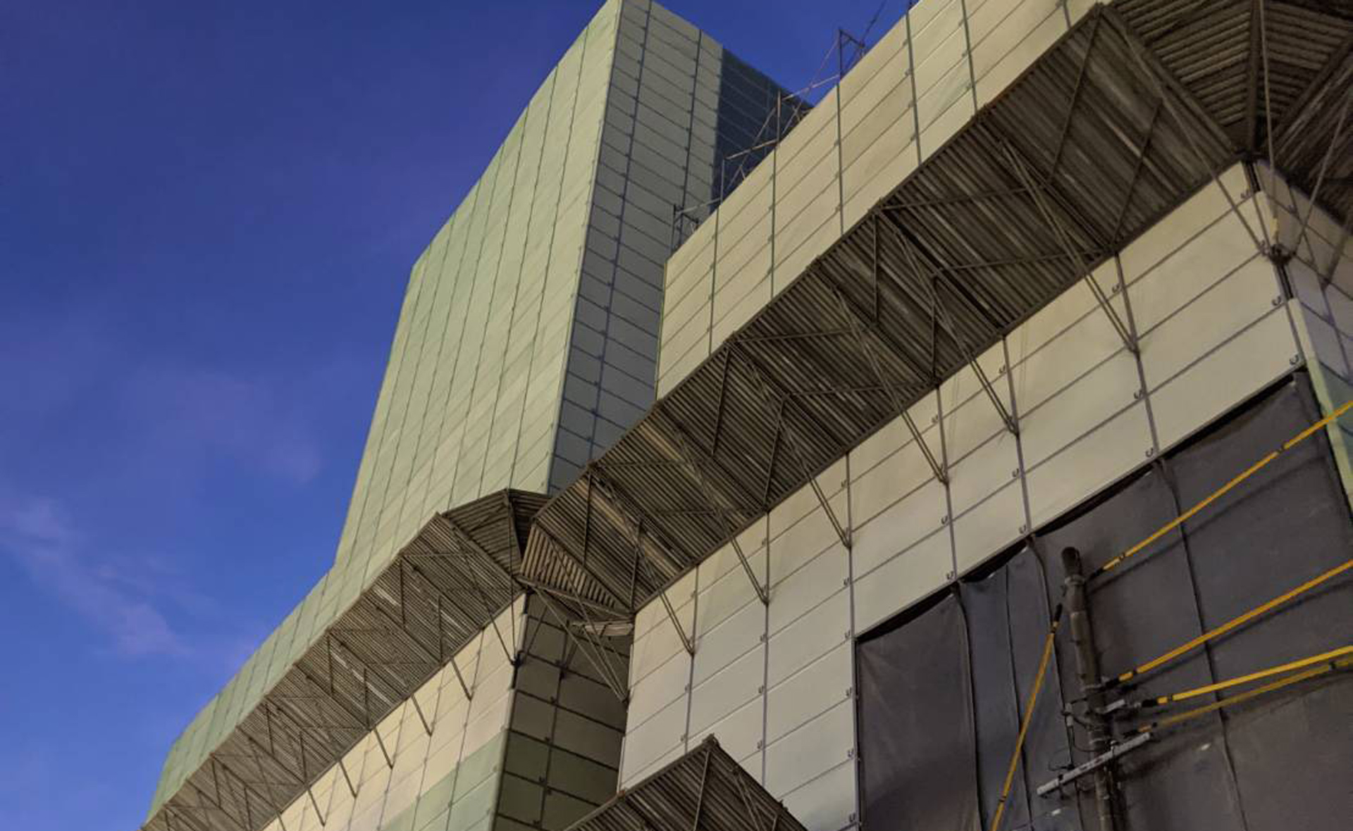 三重県、愛知県、岐阜県で低層・中層・高層建築の仮設足場工事なら夏川組にお任せください。